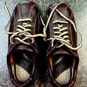Born Size 7 brown lace up loafers.